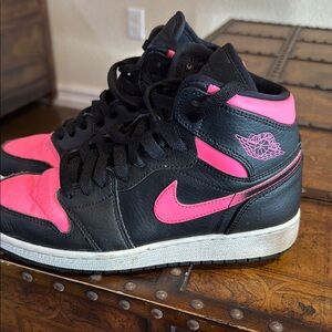 Nike Women's Black and Pink Sneakers